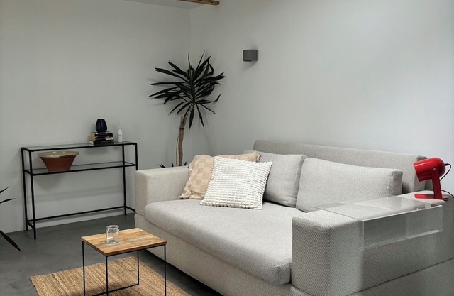 Modern studio with en-suite bathroom & top connections