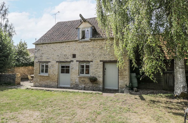 STABLE COTTAGE, pet friendly, with a garden in Sherston