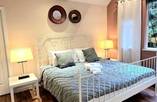 Bright, Stylish Room in a Beautiful Home - North vancouver