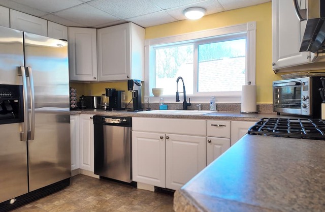 Clean Central Spacious Top Unit w/ Laundry