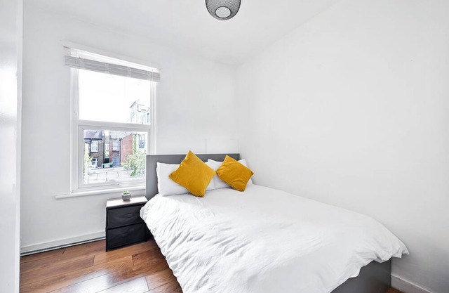 That Cosy Stay Stylish Bed Apartment in Vibrant E10 WR22A