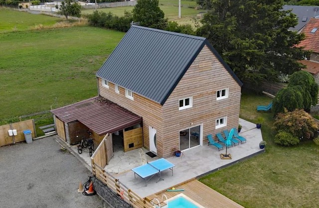 Spacious Retreat: Private Pool, Spa, Baby Equipment, near Jullouville Beach