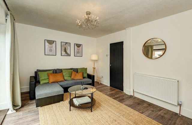 Modern 3-Bed Home | Sleeps 7 | 10 Mins to Beach