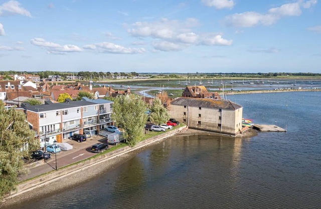 Mill Pond House - Sleeps 8 guests in 4 bedrooms