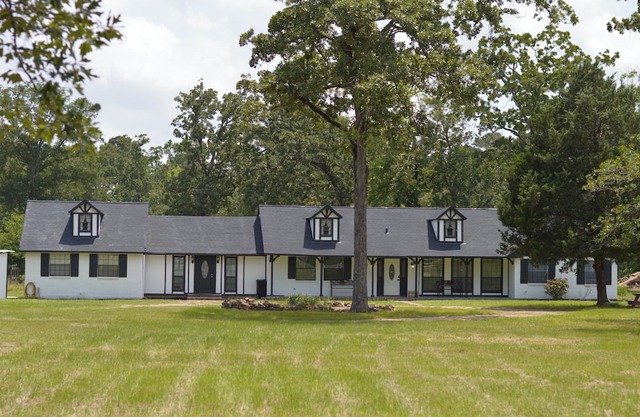 Gorgeous 10 Acre Farmhouse + Lake Conroe Area + Private Pond