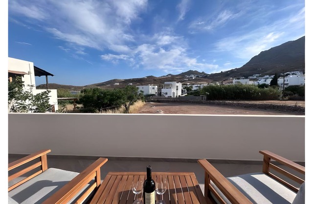 Casa de vacaciones 'Livadakia Beach House' con balcón y aire acondicionado
