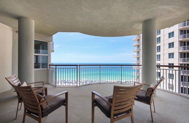 **NEW** Sleeps 6 w/ Beach Chair Service /Gulf Front and Sunset Views /10th Fl