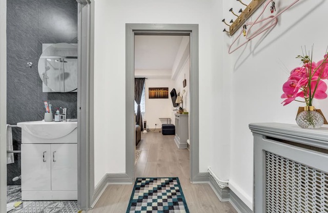 Central London, near Oxford Street, Hyde Park, Mayfair, late check-in
