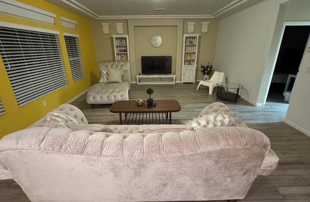 Spacious 6-bedroom villa in fantastic Las Vegas with all memory mattresses.