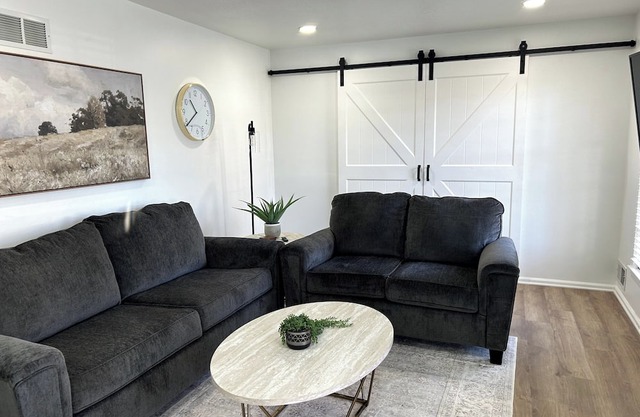 Ultimate 2 King Ensuite Contemporary 14 guests + Apt 5Bdrm