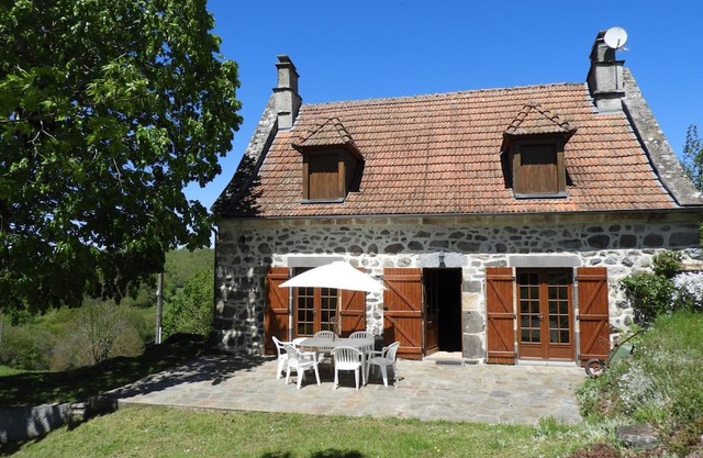 Characterful cottage with billiards, fireplace, enclosed garden, pets allowed