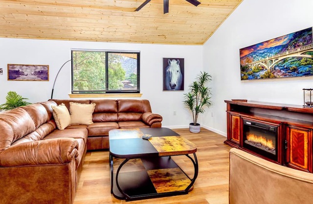 Magnificent view 2-bedroom house in charming Three Rivers with AC, WiFi