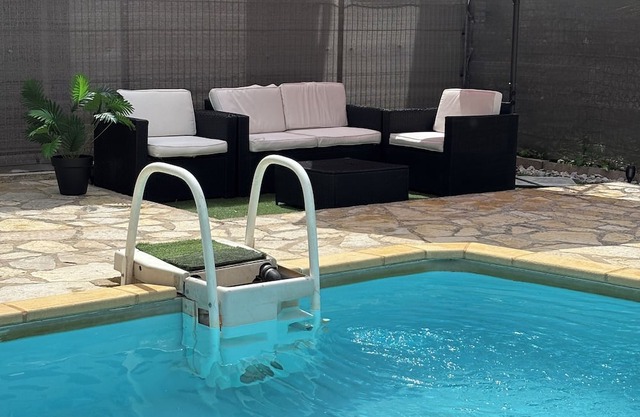 Zen and relaxation villa with swimming pool near the city center