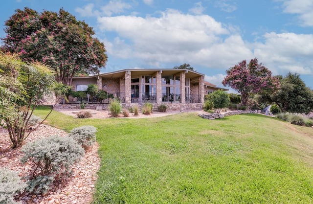 ﻿Old Lakeway with Lake View and Swim Spa. 30 Day Minimum.