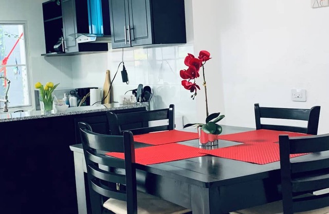 Charming 2-bedroom house with WiFi, AC, hot water in peaceful Santa Ana
