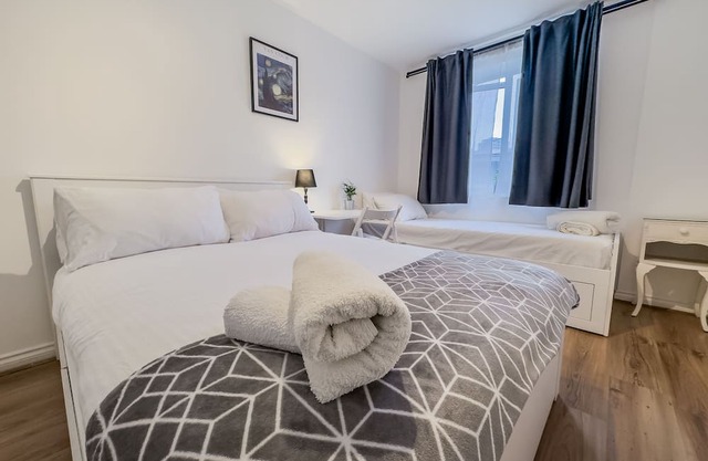 Gated 2bed/free parking/by canary wharf/fast access to central London