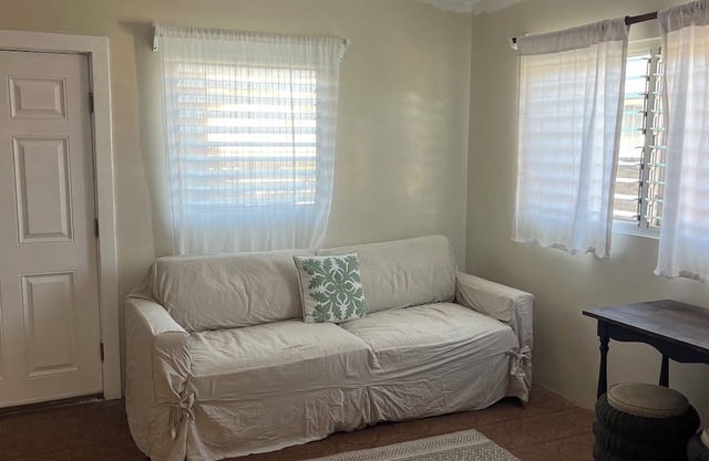 Charming 1 bdr in LAIE Private yard and entrance! 5 minute walk to Hukilau beach