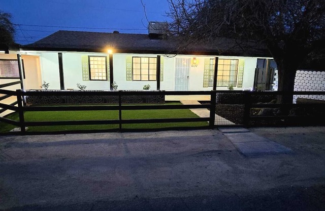Charming House: Spacious 3-Bed, 2-Bath with Expansive Backyard