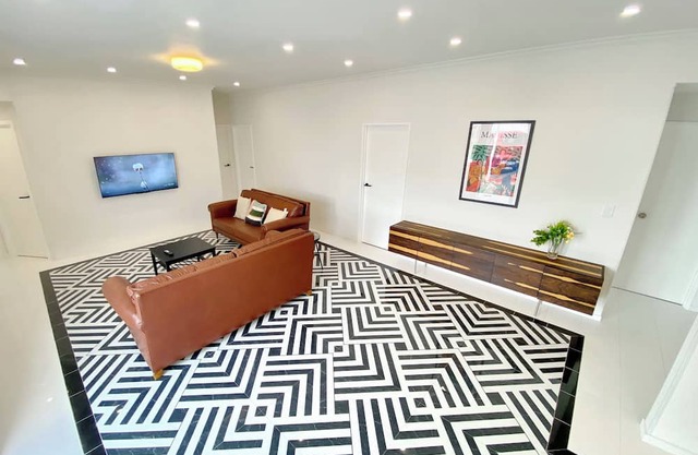 6mins to airport. Large Family House.