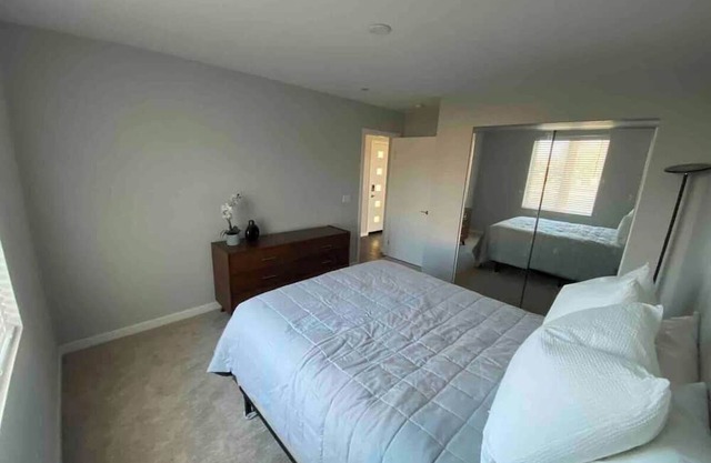 Traveling RN / Professionals - Private Bed and Shared Bathroom