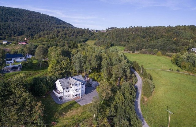 Peaceful countryside flat near Ålesund. Fjord & Mountain views, patio & garden