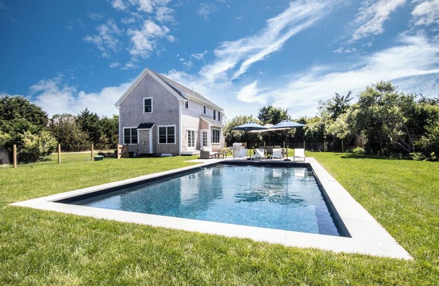 EXQUISITE MARTHA'S VINEYARD HOME, HEATED POOL, 10 MIN WALK TO OAK BLUFFS FERRY