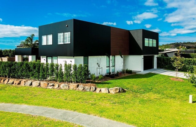 Luxurious living - 250m direct walkway to Omaha Beach