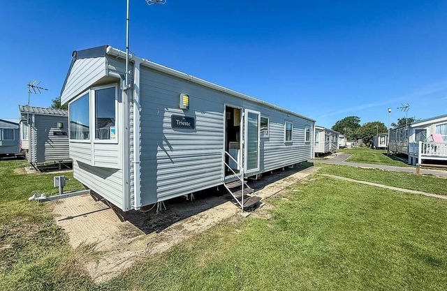 Superb caravan at Dovercourt Park, sleeps 8 ref 44202C