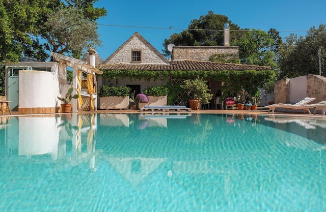 Original trullo, walking distance to Alberobello (UNESCO) 10m x 5m private pool.