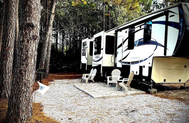 Luzury 5th Wheel on the Ms Gulf Coast with access to all Campground amenities.