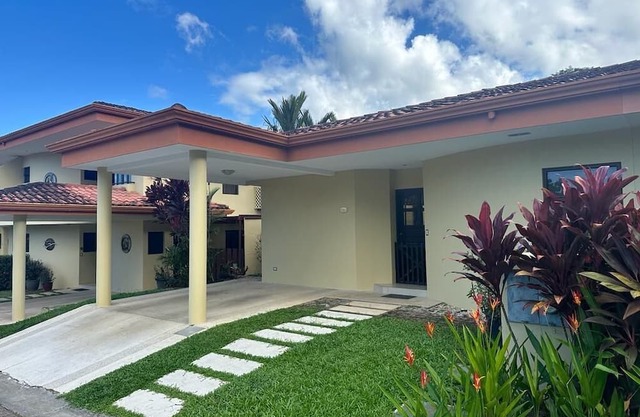 Cozy newly renovated 2-bedroom house 10 mins from the beach!