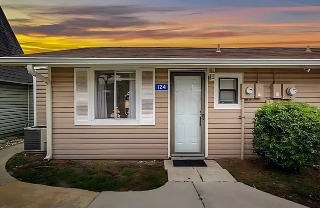 2 BR/2 bath Clermont cottage w/ Heated Olympic Pool/basketball/lake access