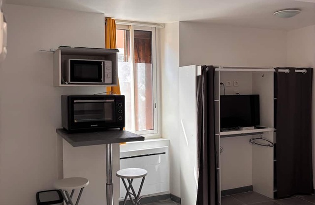 Near Jardin Massey and Mairie studio apartment for rent close to all amenities