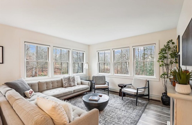 Streamside Hollow: 3 br w/ fireplace, firepit, & garage!