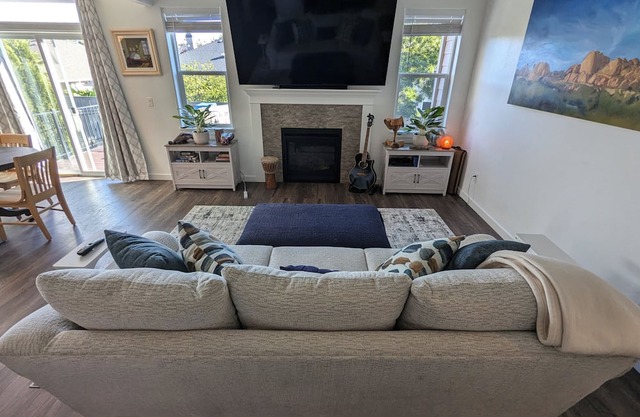 Cozy 3BR/2.5BA Medford Home w/ Fireplace & Fast WIFI