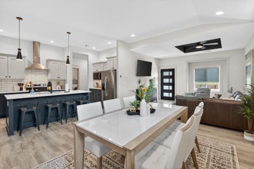 Plush & Roomy - Perfect for All Ages near KU & KC Duplex