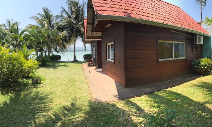 Puerto Barrios Cabina | Cabaña a la orilla del mar