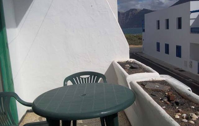 Caleta de Famara Apartamento | Apartment MAKALO in Famara for 4 pe