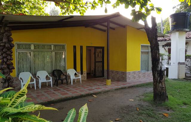 San Antero Cabina | Cabaña amarilla Punta Bolivar con vista al mar.