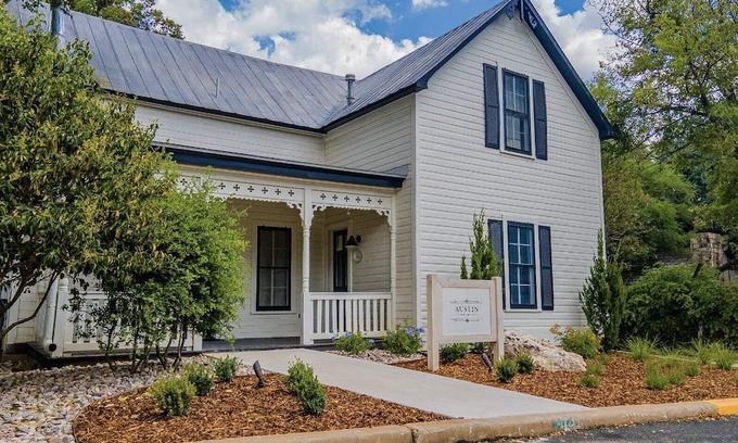 Fredericksburg Apartamento | Hot Tub, King Bed, Walk to Main, Luxe Bath - No. 1