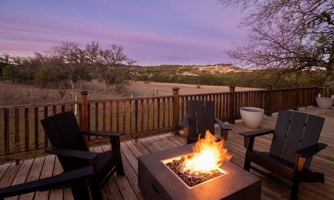 Fredericksburg Casa | Hot Tub, 2 Br, Full Kitchen - Cedar Haus