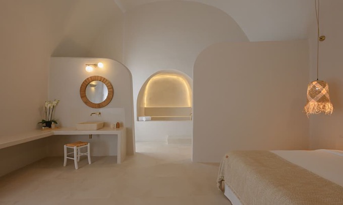 Megalochori Casa | 3 bedroom Family Cave Apartment with terrace, by Element Suites