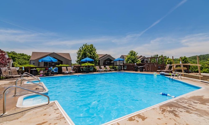 Indian Point Condominio | Next to Silver Dollar City - Lakeside Condo