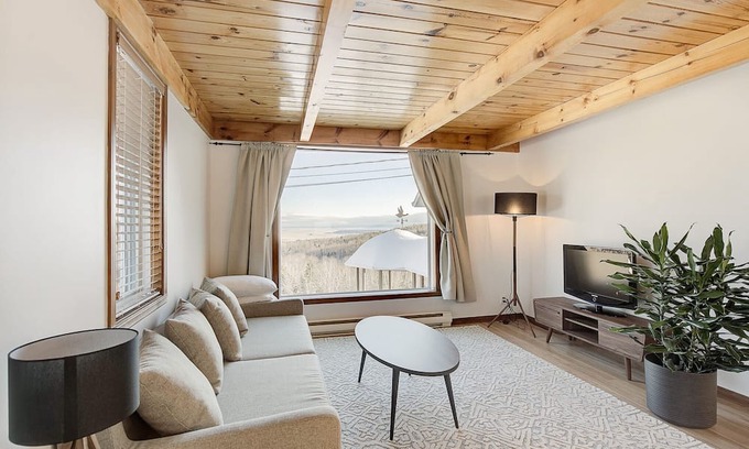 Baie-St-Paul Apartamento | Cute Apt with Views with Fireplace, 10 min Massif