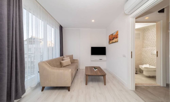 Eski Lara Apartamento | Central Flat with Terrace and View in Muratpasa