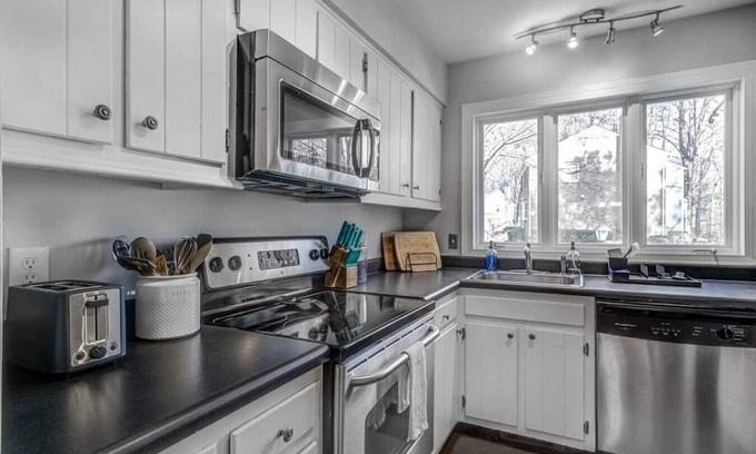 Cary Casa | Lovely townhome minutes to downtown Raleigh/Cary
