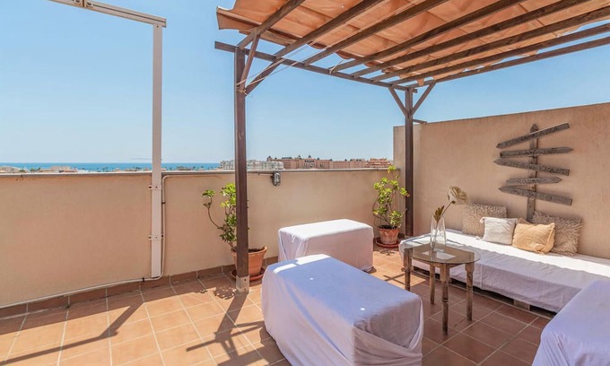 Roquetas de Mar Apartamento | With a beautiful view from the roof terrace over Roquetas De Mar welcomes you this pleasant vacation