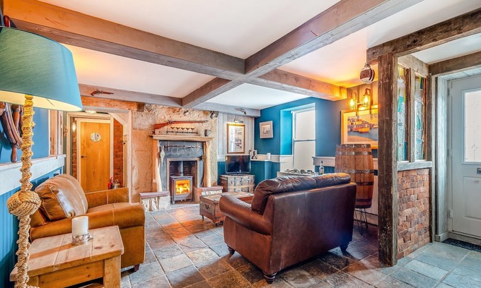 Dunure Cabaña | The Harbour Nook is a gorgeous ground floor, coastal apartment situated at the harbour’s edge with l
