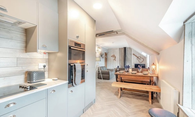 Dunure Cabaña | Harbour View is a gorgeous first floor, coastal apartment situated on the edge of the harbour with s