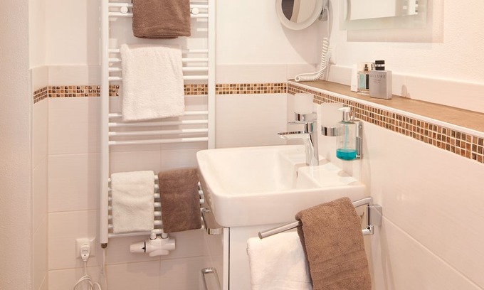 Eggstatt Apartamento | Double room comfort 20-24m² with south-facing balcony, seating area, shower/toilet